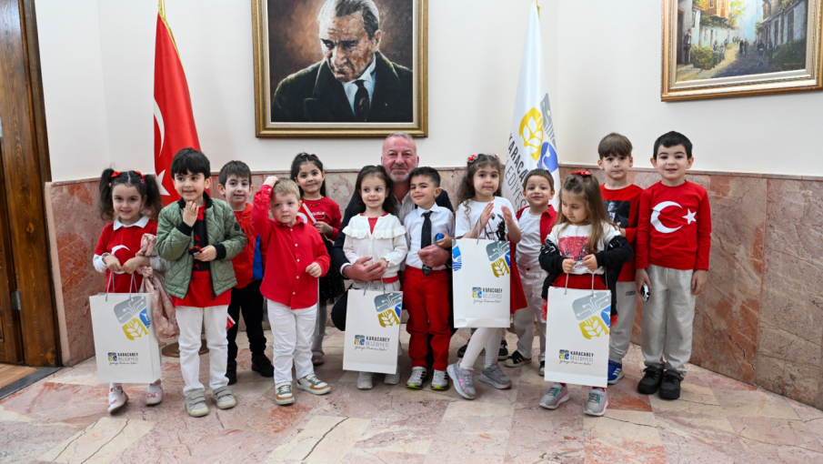 Başkanlık Makamında 23 Nisan Neşesi